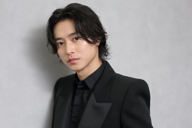 山崎賢人＆柳俊太郎、超仲良し！撮りおろしインタビューカット＜7枚＞（6枚目）