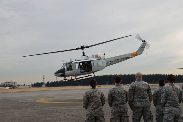 撮影のため、米軍所有のヘリ、UH-1が実際に発進した