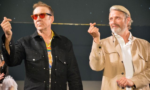 指ハートを巧みに使いこなすニコラス・ケイジ&マッツ・ミケルセン