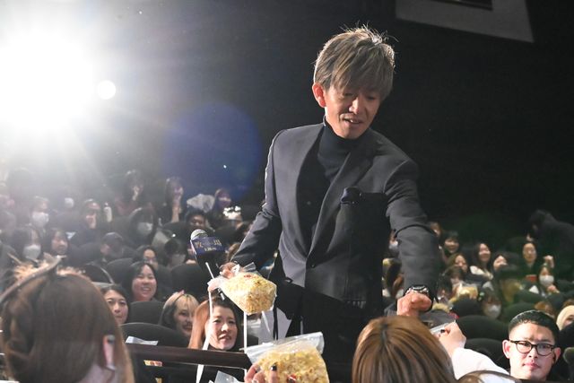 木村拓哉、観客にポップコーン手渡し！映画『教場』舞台あいさつでサプライズ（2枚目）