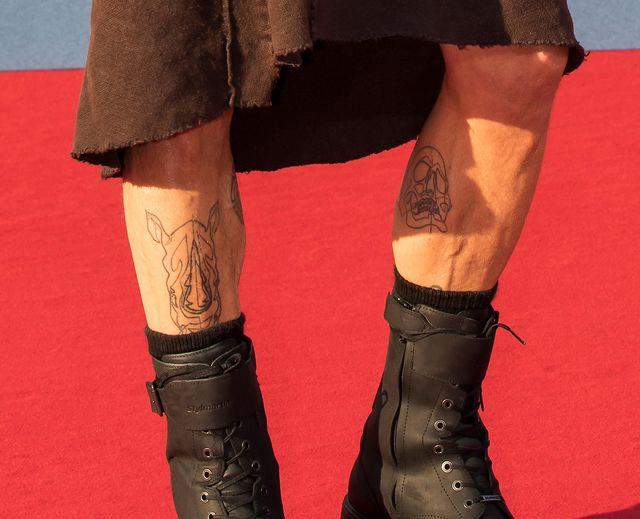 ブラッド・ピット、スカート姿でレッドカーペットに（2枚目）