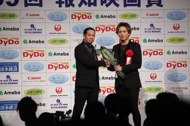 EXILEのHIROが三代目JSB登坂広臣を祝福！第39回報知映画賞フォトギャラリー：フォトギャラリー