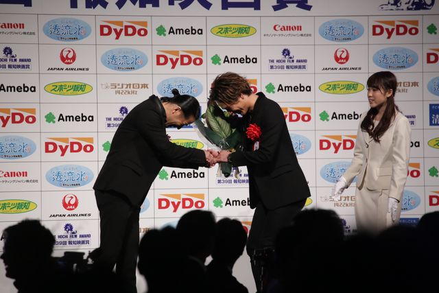 EXILEのHIROが三代目JSB登坂広臣を祝福！第39回報知映画賞フォトギャラリー（2枚目）