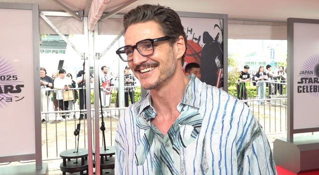 レッドカーペットで取材に応じたペドロ・パスカル