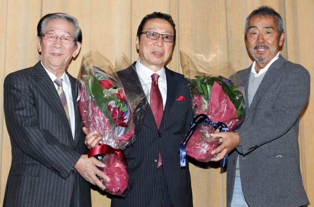 メガネなし！吉岡里帆も寺尾聰＆小松政夫のサプライズ登場にびっくり！写真ギャラリー『つむぐもの』初日舞台あいさつ（8枚目）