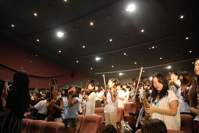 山崎賢人、バースデーサプライズに大感激！映画『四月は君の嘘』イベントフォトギャラリー（2枚目）