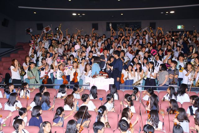 山崎賢人、バースデーサプライズに大感激！映画『四月は君の嘘』イベントフォトギャラリー（10枚目）