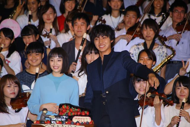 山崎賢人、バースデーサプライズに大感激！映画『四月は君の嘘』イベントフォトギャラリー（11枚目）