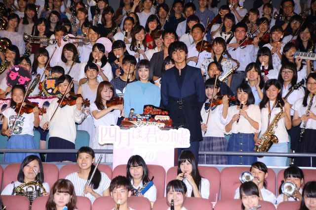 山崎賢人、バースデーサプライズに大感激！映画『四月は君の嘘』イベントフォトギャラリー（13枚目）