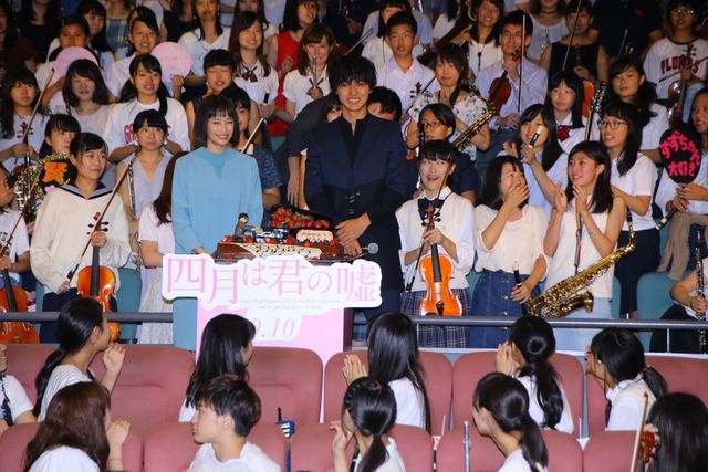 山崎賢人、バースデーサプライズに大感激！映画『四月は君の嘘』イベントフォトギャラリー（14枚目）