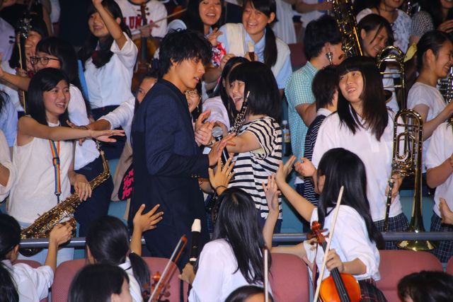 山崎賢人、バースデーサプライズに大感激！映画『四月は君の嘘』イベントフォトギャラリー（16枚目）