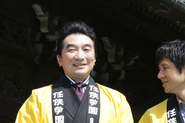 西島秀俊、柴又帝釈天でヒット祈願！『任侠学園』キャストがお揃いの法被で登場：フォトギャラリー