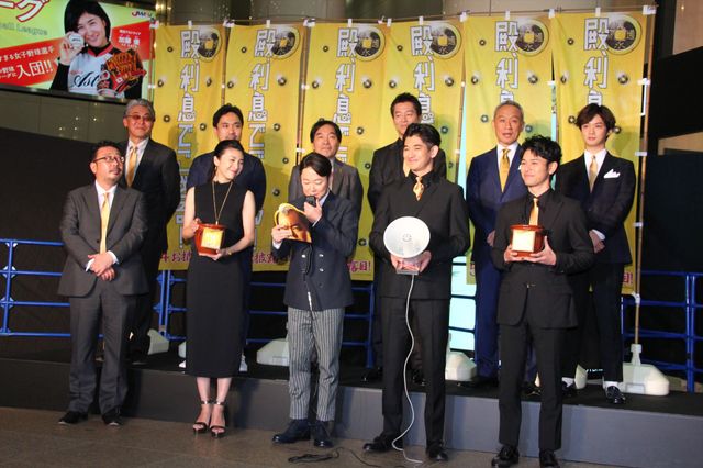 竹内結子、背中を大胆アピール！阿部サダヲ、瑛太、妻夫木聡、千葉雄大ら登場！映画『殿、利息でござる！』イベントフォトギャラリー（9枚目）