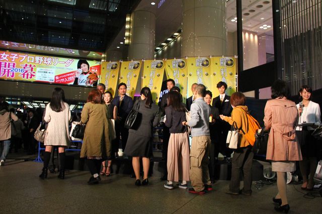 竹内結子、背中を大胆アピール！阿部サダヲ、瑛太、妻夫木聡、千葉雄大ら登場！映画『殿、利息でござる！』イベントフォトギャラリー（19枚目）