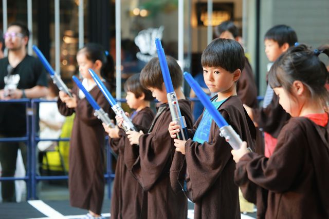 ダース・ベイダーと対決! ジェダイ騎士にあこがれる子どもたちがライトセーバーを特訓! 画像ギャラリー:フォトギャラリー