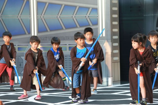 ダース・ベイダーと対決！　ジェダイ騎士にあこがれる子どもたちがライトセーバーを特訓！　画像ギャラリー（2枚目）