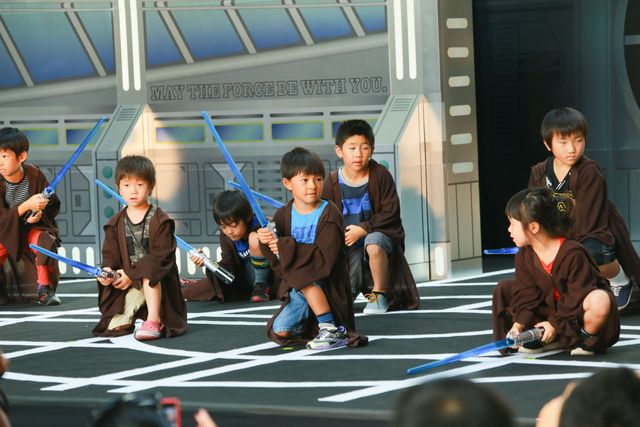 ダース・ベイダーと対決！　ジェダイ騎士にあこがれる子どもたちがライトセーバーを特訓！　画像ギャラリー（3枚目）