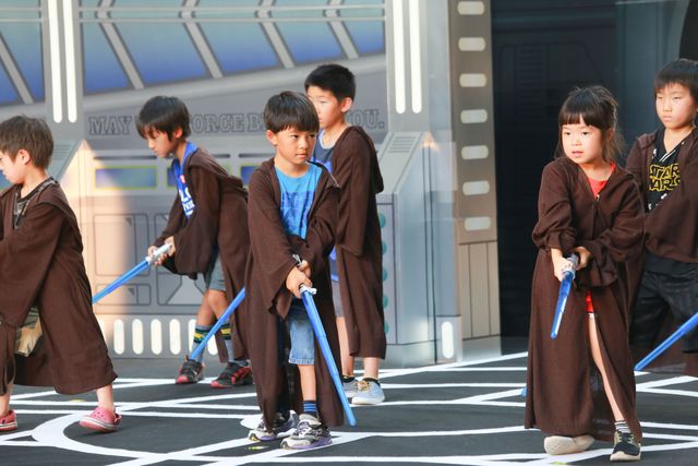 ダース・ベイダーと対決！　ジェダイ騎士にあこがれる子どもたちがライトセーバーを特訓！　画像ギャラリー（4枚目）