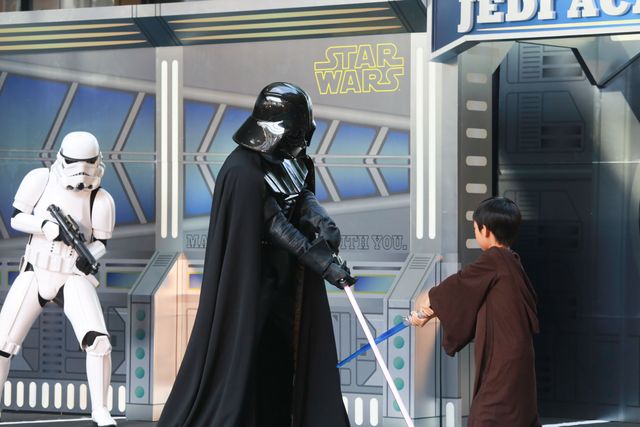 ダース・ベイダーと対決！　ジェダイ騎士にあこがれる子どもたちがライトセーバーを特訓！　画像ギャラリー（7枚目）