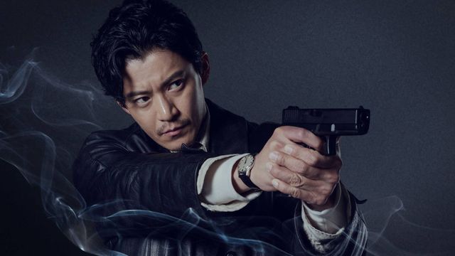 Netflixシリーズ「ガス人間」（独占配信中）より小栗旬演じる主人公