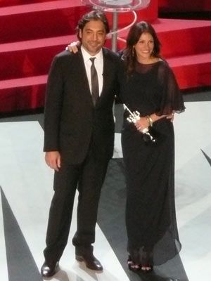 第58回サンセバスチャン国際映画祭で生涯功労賞を受賞し、ハビエル・バルデムから祝福を受けるジュリア・ロバーツ