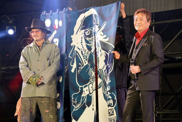 暖簾の右下にドクロマーク&尾田先生の名前が!- ジョニー・デップ&平田広明