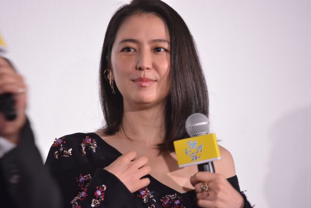 長澤まさみが肩出し＆ミニスカ！『グッドモーニングショー』初日フォトギャラリー（6枚目）