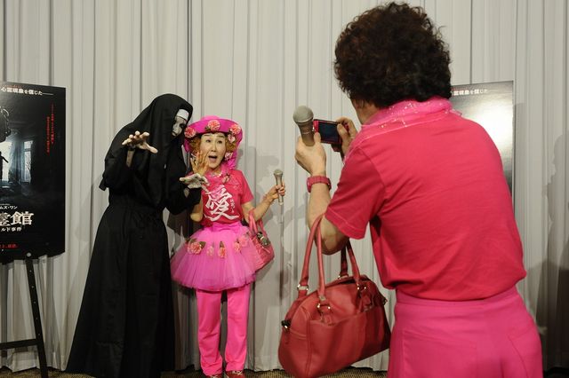 悪魔?と写真撮影するパー子『死霊館 エンフィールド事件』公開記念イベントフォトギャラリー:フォトギャラリー