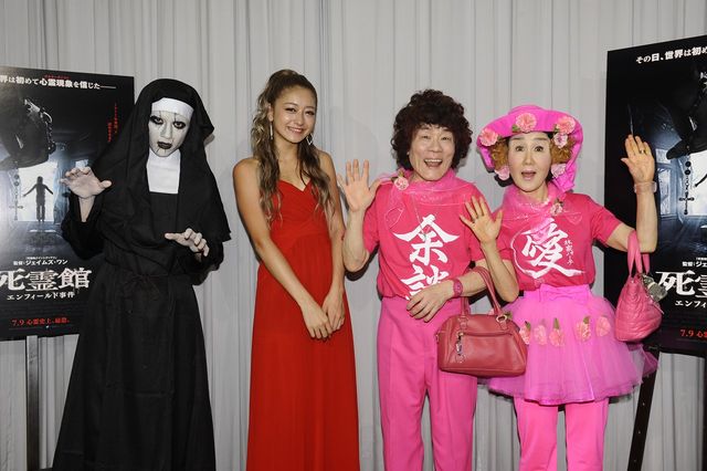 悪魔？と写真撮影するパー子『死霊館　エンフィールド事件』公開記念イベントフォトギャラリー（2枚目）