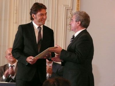文化大臣セザール・アントニオ・モリーナ氏から賞を授与されるハビエル・バルデム