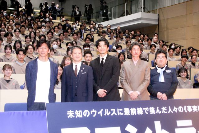 小栗旬＆窪塚洋介、日体大にサプライズ登場！映画『フロントライン』キックオフイベント：フォトギャラリー