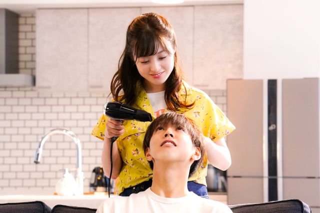 最高の組み合わせ！片寄涼太と橋本環奈とクマのぬいぐるみ『午前0時、キスしに来てよ』（3枚目）