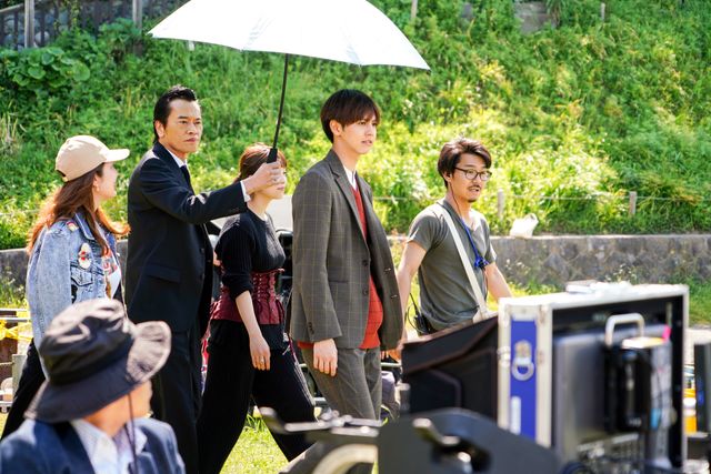 最高の組み合わせ！片寄涼太と橋本環奈とクマのぬいぐるみ『午前0時、キスしに来てよ』（6枚目）