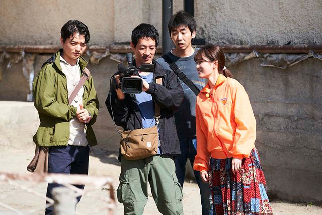 ウズベキスタンで撮影中の様子。左から染谷将太、加瀬亮、柄本時生、前田敦子