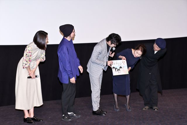 原作者によるキャストイラストも！映画『母を亡くした時、僕は遺骨を食べたいと思った。』公開記念舞台あいさつ（3枚目）