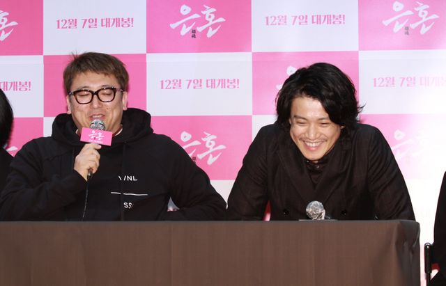 ついつい福田雄一監督の話に笑っちゃう小栗旬 - 『銀魂』韓国記者会見：フォトギャラリー