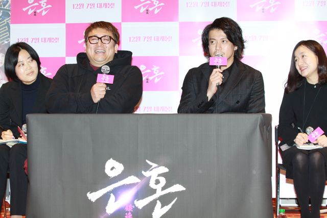 ついつい福田雄一監督の話に笑っちゃう小栗旬 - 『銀魂』韓国記者会見（8枚目）