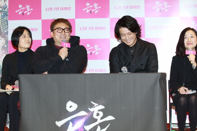 ついつい福田雄一監督の話に笑っちゃう小栗旬 - 『銀魂』韓国記者会見（9枚目）