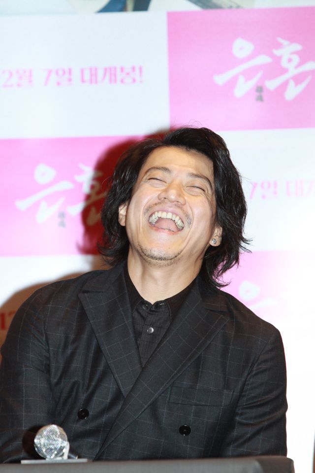 ついつい福田雄一監督の話に笑っちゃう小栗旬 - 『銀魂』韓国記者会見（12枚目）