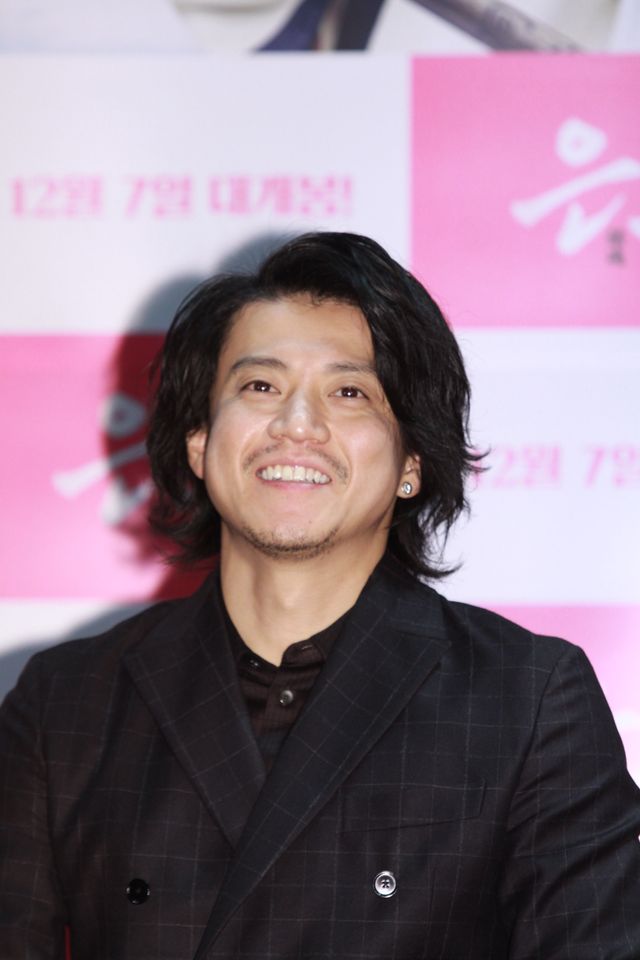 ついつい福田雄一監督の話に笑っちゃう小栗旬 - 『銀魂』韓国記者会見（20枚目）