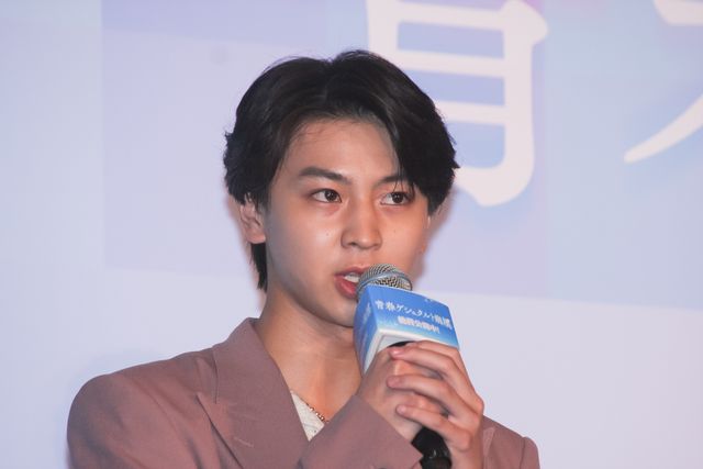 IMP.佐藤新、メガネルックで渡邉美穂らと登壇！『青春ゲシュタルト崩壊』初日舞台挨拶（12枚目）