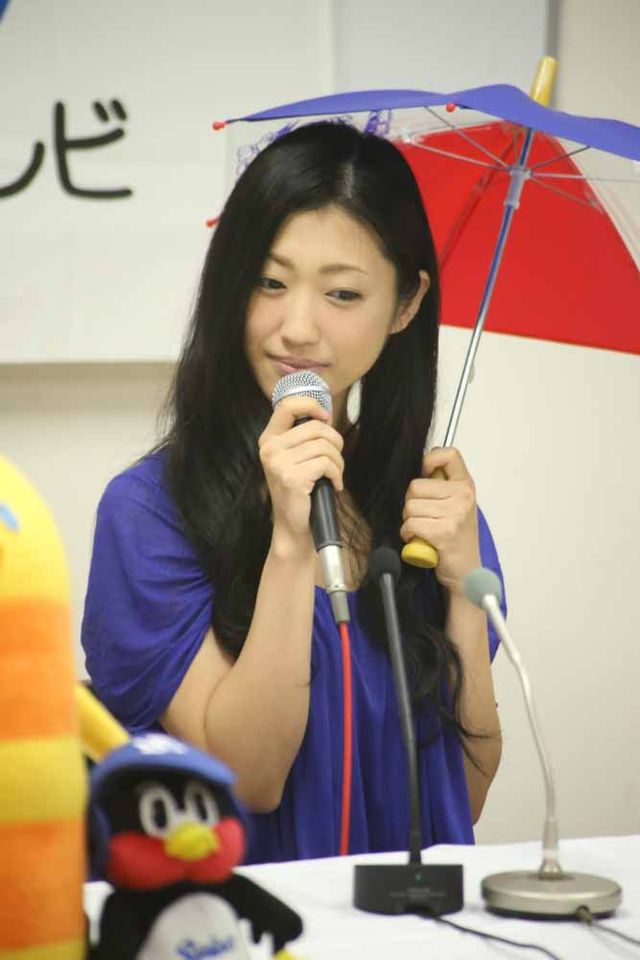 壇蜜が始球式に挑戦で意気込み！　知事にぶつけてもいいですか？　画像ギャラリー：フォトギャラリー