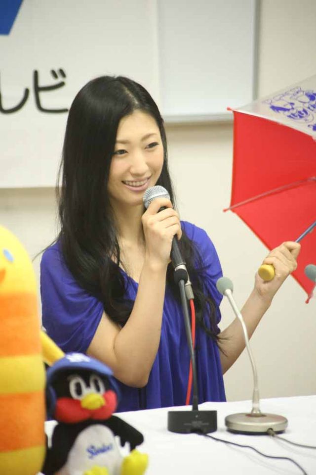 壇蜜が始球式に挑戦で意気込み！　知事にぶつけてもいいですか？　画像ギャラリー（2枚目）