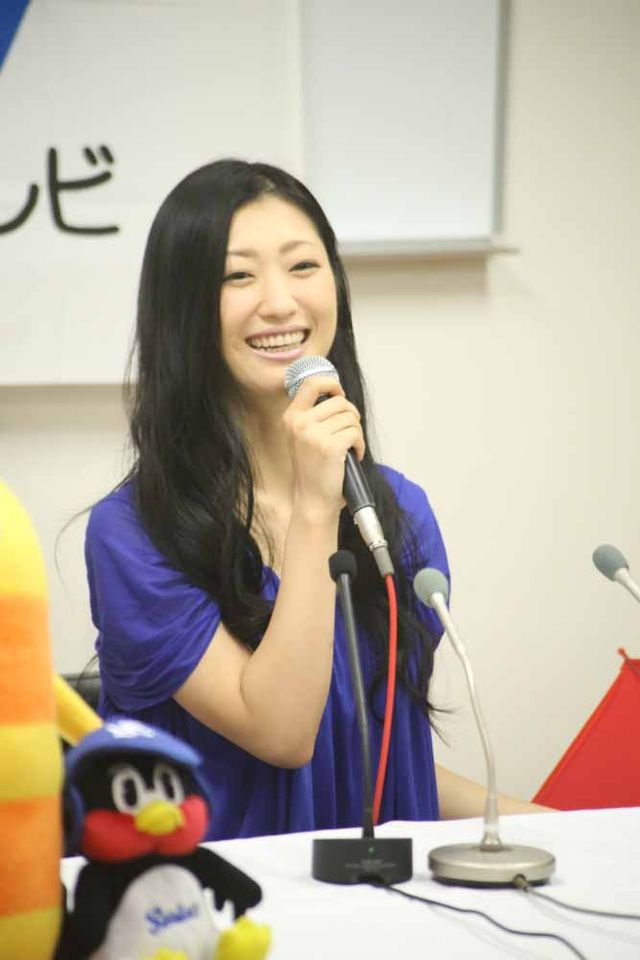 壇蜜が始球式に挑戦で意気込み！　知事にぶつけてもいいですか？　画像ギャラリー（3枚目）