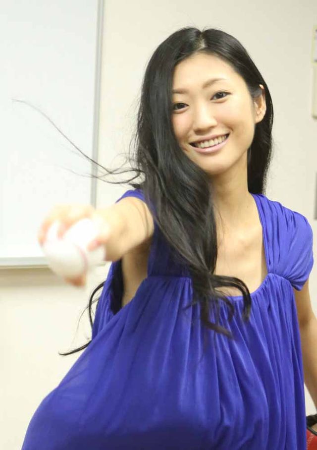 壇蜜が始球式に挑戦で意気込み！　知事にぶつけてもいいですか？　画像ギャラリー（6枚目）