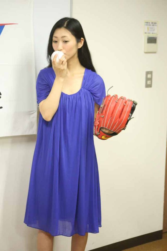 壇蜜が始球式に挑戦で意気込み！　知事にぶつけてもいいですか？　画像ギャラリー（7枚目）