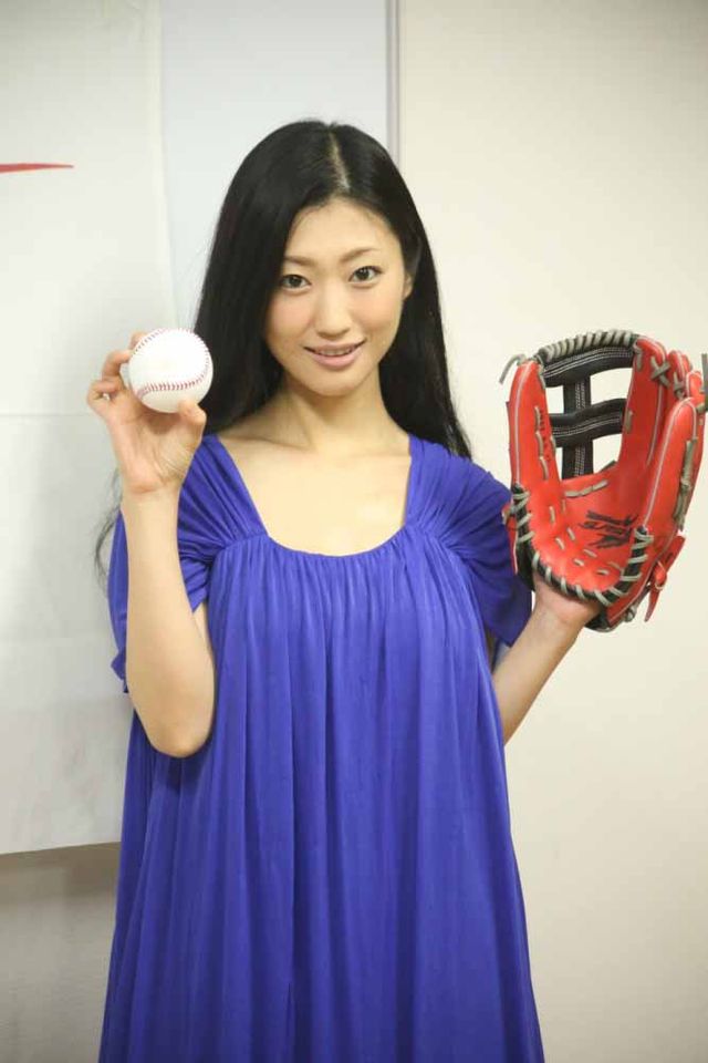 壇蜜が始球式に挑戦で意気込み！　知事にぶつけてもいいですか？　画像ギャラリー（8枚目）