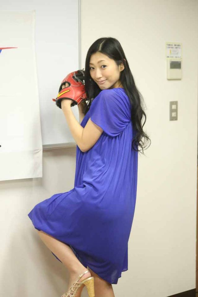 壇蜜が始球式に挑戦で意気込み！　知事にぶつけてもいいですか？　画像ギャラリー（10枚目）
