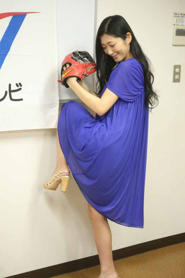 壇蜜が始球式に挑戦で意気込み！　知事にぶつけてもいいですか？　画像ギャラリー（11枚目）