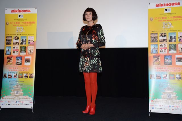 藤原紀香、ボブウィッグ＆赤タイツで登場！『更年奇的な彼女』舞台あいさつフォトギャラリー（2枚目）
